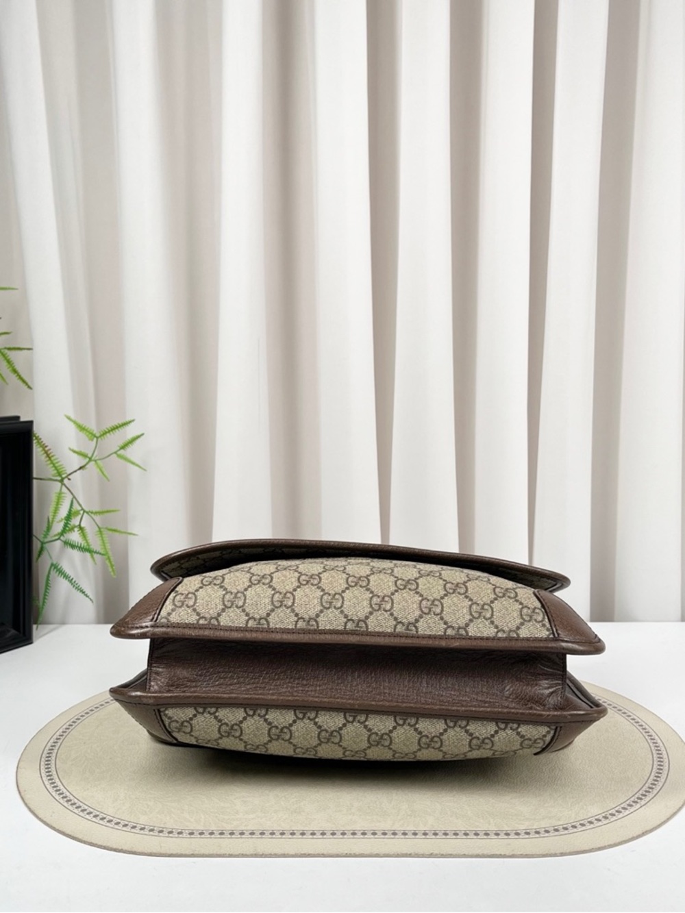 Gucci Beige & Brown GG Canvas Shoulder Bag with Gold Logo - Picture 3 of 6